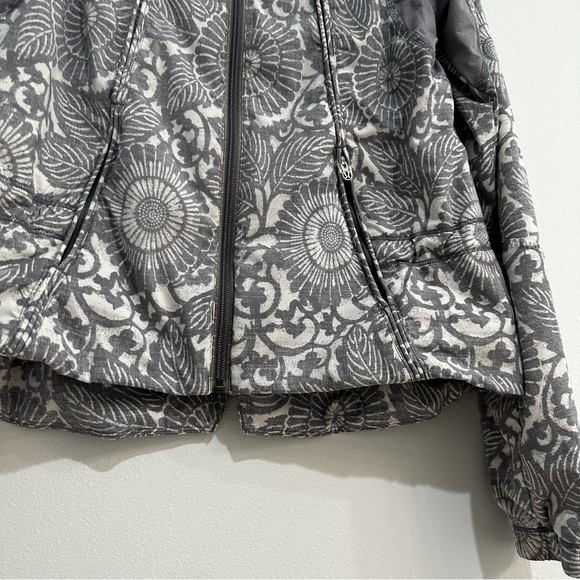 Lululemon Run Travel To Track Jacket Beachy Floral White Gray Size 6 Women’s - Picture 6 of 12